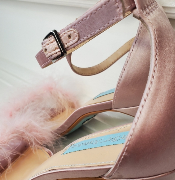 BETSEY JOHNSON Elegant Pink Feathered Women's Heels - Picture 7 of 10